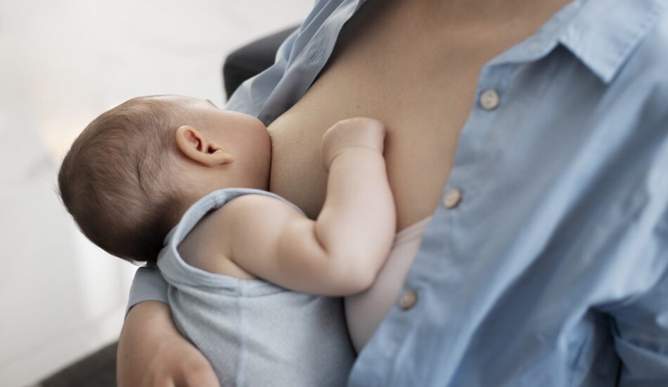 mama-nezno-kormit-grud-u-svoego-rebenka